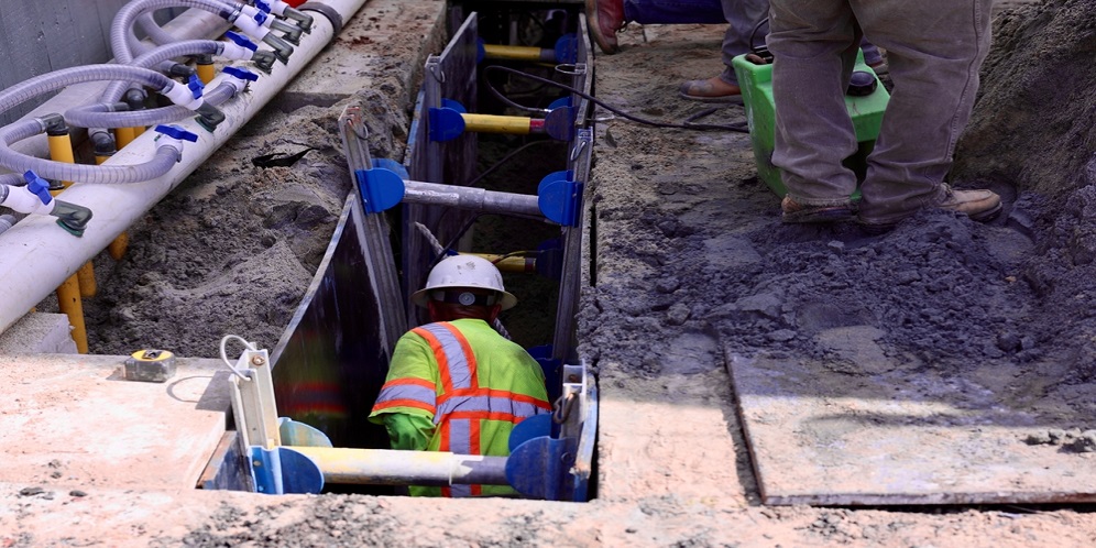Maintenance,Engineer,Working,In,A,Deep,Trench Directional Drilling vs. Traditional Trenching
